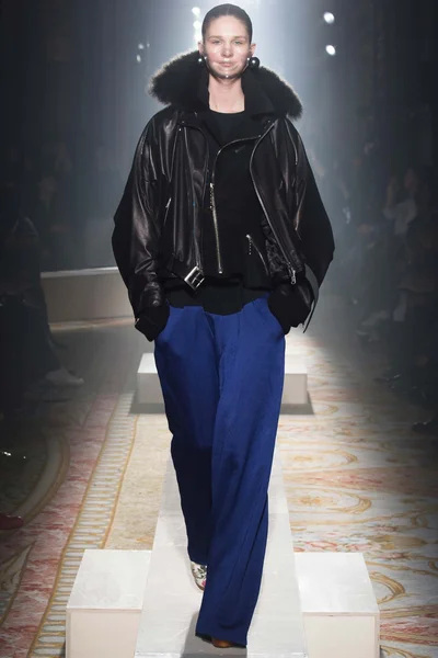 Look 10